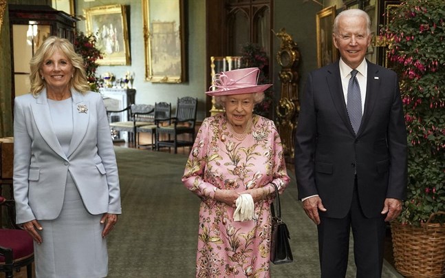 Storbritanniens drottning Elizabeth, i mitten, tillsammans i Windsor Castle med det amerikanska presidentparet Joe och Jill Bilden.