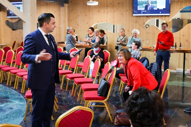 Joakim Strand och Ulla Granfors (i rött till höger) har redan börjat sondera vilka poster andra i SFP:s fullmäktigegrupp är intresserade av. Strand har också ringt centrala personer i andra politiska partier. Bilden är från valvakan på söndagskvällen.