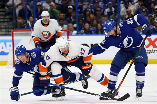Arbetsmyran Leo Komarov (i mitten) kan konsten att hålla sina motståndare sysselsatta på isen. Här är det Tampa Bay-spelarna Ondrej Palat (18) och Brayden Point som hamnat i ett "puckgräl" med killen som inledde sin hockeykarriär i Nykarleby. Point var för övrigt den som gjorde Tampas enda mål i matchen.