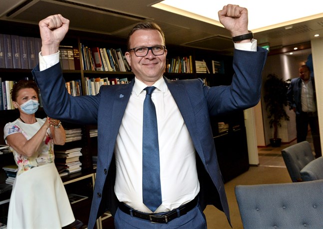Samlingspartiets Petteri Orpo firar valresultatet på söndagen.