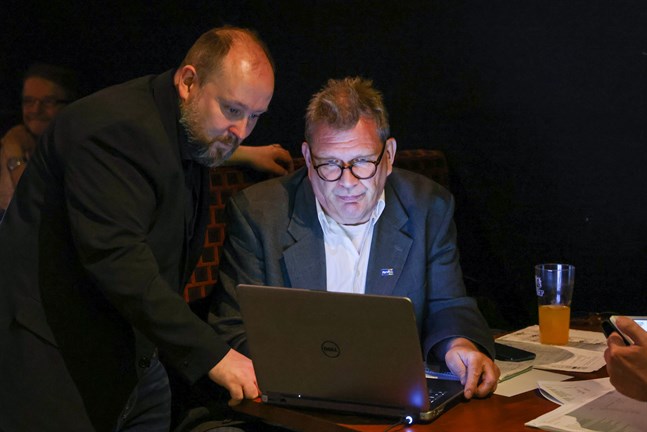 Micael Westerholm och Juha Rantala är två av dem som arbetar med en ny gratistidning i Vasa. Bilden är tagen under Sannfinländarnas valvaka i juni.