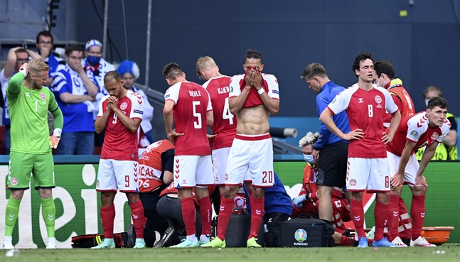 De danska spelarna omringade Eriksen efter kollapsen. Martin Braithwaite till vänster med nummer 9.