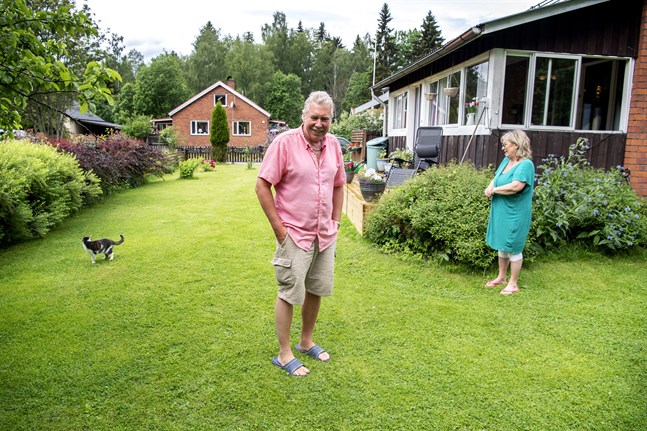 Yngre personer som lever med Alzheimers sjukdom glöms ofta bort och får inte samma stödinsatser som äldre drabbade, menar Kent och Karin Forsell.