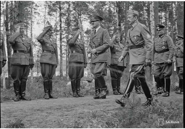 Adolf Hitler på besök i Kaukopää, Imatra i juni 1942 i samband med marskalk Mannerheims 75-årsdag.