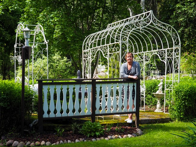 Denna berså var det första delen av trädgården som blev klar i trädgården. Efter det har rum efter rum i trädgården blivit till med åren, berättar Denice Hansson i Lahnakoski.