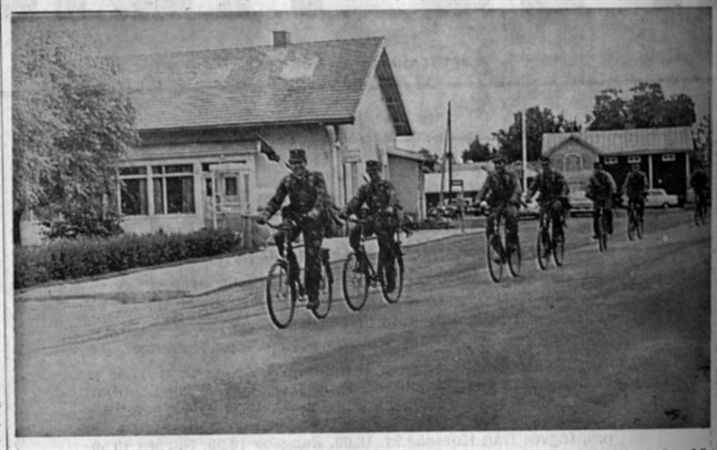 Det här med cykelmarsch tycks inte mannarna ta så fasligt allvarligt, ty åtminstone de här krigarna grinade glatt upp sig för fotografen när de cyklade genom Övermark.