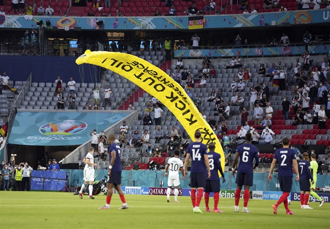 En Greenpeace-aktivist kraschar på innerplan på Allianz Arena i München inför stormötet Tyskland – Frankrike.