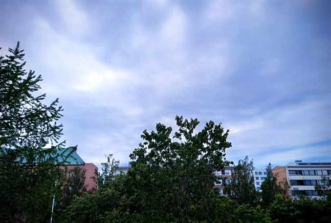 Helgens lågtryck för med sig moln som kan innehålla både regn och åska.