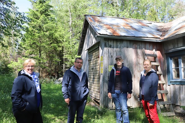 Kristina Kullas-Norrgård, Peter Norrgård och Maria Östman sitter i skärgårdsföreningens styrelse. William Östman (andra från höger) hjälper till att upprätthålla vandringsleden i Västerö.