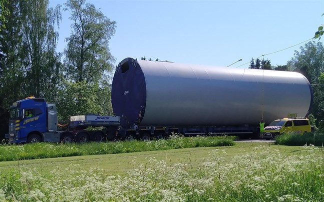 Här en specialtransport med en del av ett torn som är på väg till vindkraftsparken Lakiakangas 3, som byggs av CPC Finland. Nu finns även investeringsbeslut på 31 vindkraftverk i Lappfjärd.