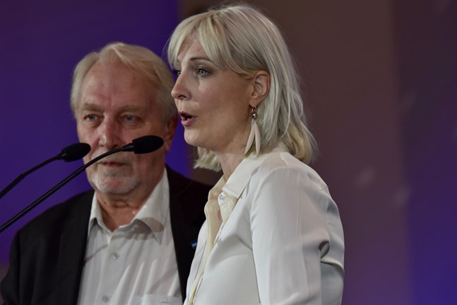 Laura Huhtasaari (Sannf/ID) tror att framtidskonferensen kommer att utnyttjas av EU-förespråkare. Till vänster Sannfinländarnas partitjänsteman Matti Putkonen.