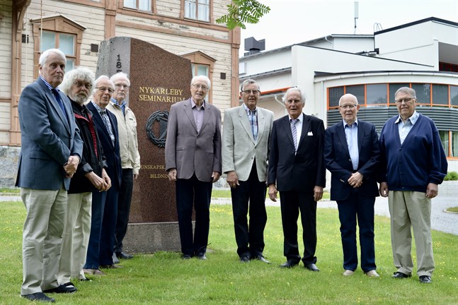 1961 utexaminerades 24 lärare från lärarseminariet i Nykarleby. Nio stycken har hittat till Nykarleby för klassträff.