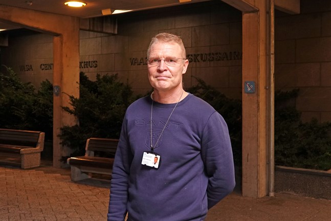Chefsöverläkare Peter Nieminen vid Vasa centralsjukhus säger att munskyddsrekommendationen lindras i Österbotten vid månadsskiftet. Arkivbild.