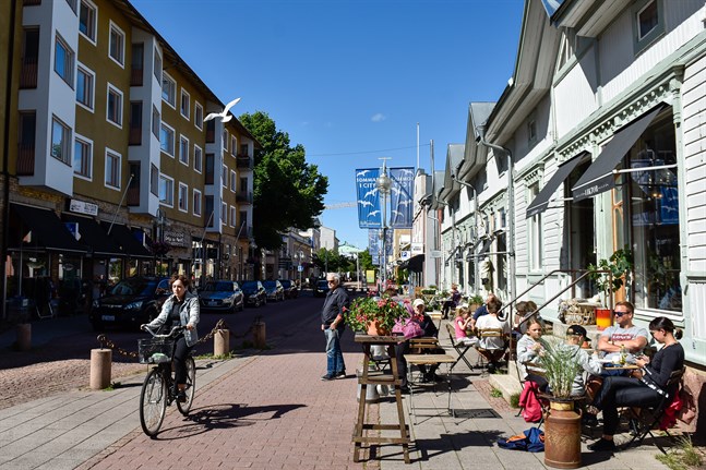 På Åland försvinner kravet på munskydd på offentliga platser från och med den 28 juni i utgångsnivån och accelerationsfasen. Undantagen är om man är på väg till eller från covid 19-testning eller sitter i frivilligkarantän efter att ha besökt en region med hög smittnivå.