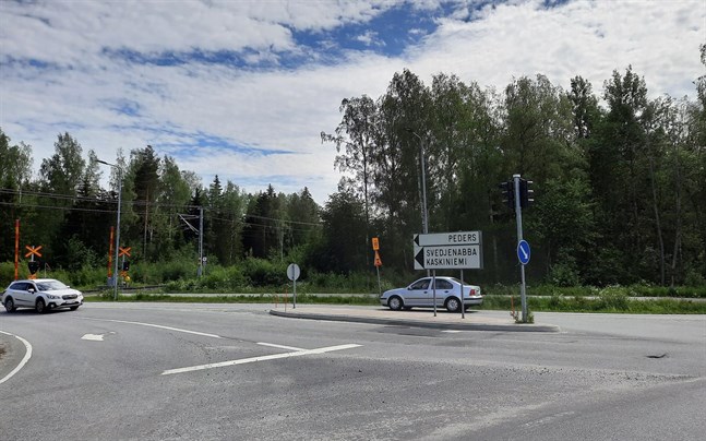 Olaglig ammunition hittades i ett hus i stadsdelen Peders i Jakobstad i samband med en knarkrazzia.