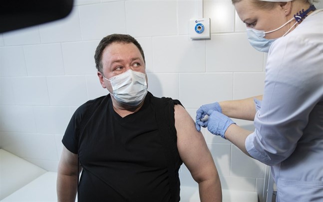 Trots att Sputnik V godkändes för användning i Ryssland redan i augusti i fjol är fortfarande bara en mindre del av befolkningen fullvaccinerad.