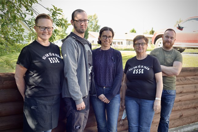 Camilla Passell från Byarådet i Överesse, Rickard Nybacka från Överesse ungdomsförening, Sofia Nybacka från Byarådet och Marthaföreningen i Överesse, ordförande Carita Vik-Hästbacka från Överesse Marthaförening och ordförande Jonas Gunell från Överesse ungdomsförening.