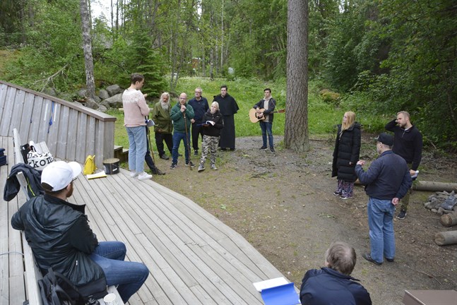 Numera repeterar man fem kvällar i veckan innan premiären, som är fredagen den 9 juli. Det är en hel del justerande innan alla har hittat sin rätta plats på scenen.