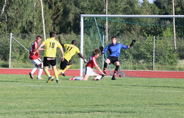 Korsnäs FF:s målvakt Laban Wikstrand samt försvararna Edvin Sundqvist och Edin Halilcevic hade fullt upp med FC Kiistos anfallare på torsdagskvällen.