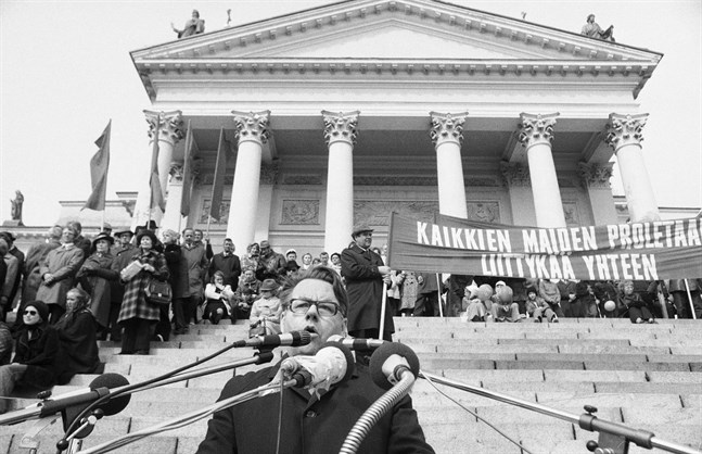 De Moskvatrogna minoritetskommunisternas förstamajtåg på Senatstorget i Helsingfors 1973. Taisto Sinisalo talar. Hans namn var upphovet till termen taistoit.