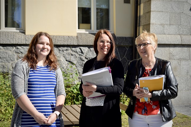 Verksamhetskoordinator för familjevården Sari Hopponen och servicehandledare Maria Pehkonen och tf äldreomsorgschef Marketta Koskela.