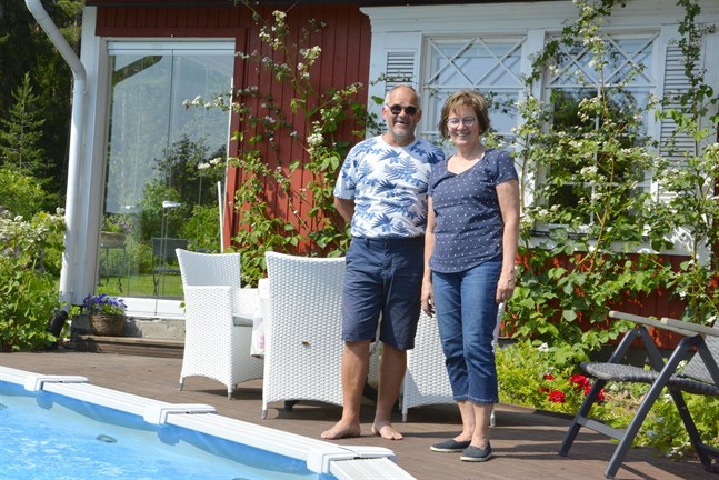 Roger och Ann-Christine Lundell trivs i sin trädgård. Poolen är i flitig användning.
