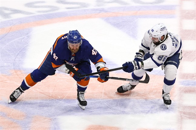Klubbekrig i Stanley Cup-slutspelet med NY Islanders Leo Komarov (nummer 47) och Tampas Nikita Kutjerov som kontrahenter på isen.