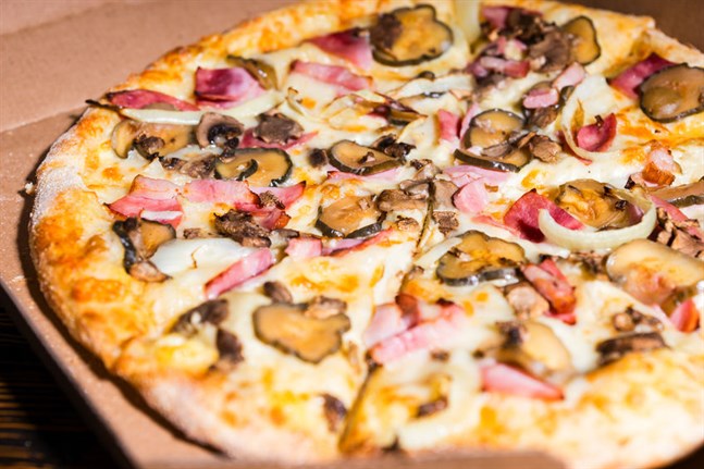 Österbottens tingsrätt dömer pizzeriaägaren för grovt bokföringsbrott och grovt skattebedrägeri.