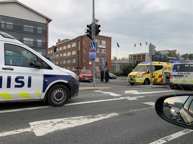 Polisbil och ambulans står i korsningen av Smedsbyvägen och Kvarngatan.