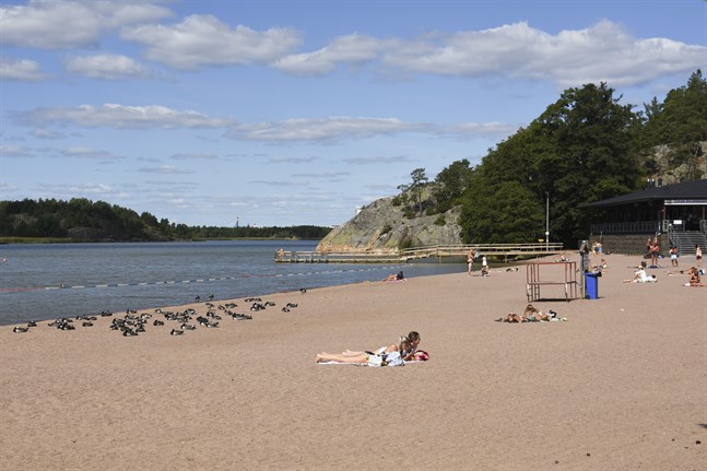 Under riktigt varma dagar är det bäst att undvika gassande sol och onödig fysisk ansträngning, skriver Institutet för hälsa och välfärd.