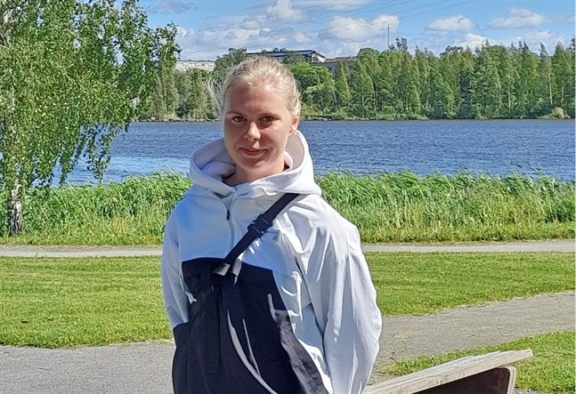 Frida Peltonen jobbar som idrottskompis i sommar.