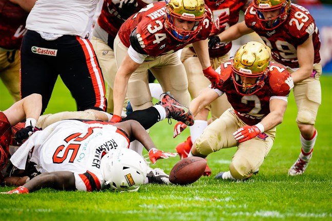 Royalsspelarna Aleksi Majaniemi, Viktor Mänty och Peter Lundström kämpar om bollen mot Steelers Le’Anthony Reasnover.