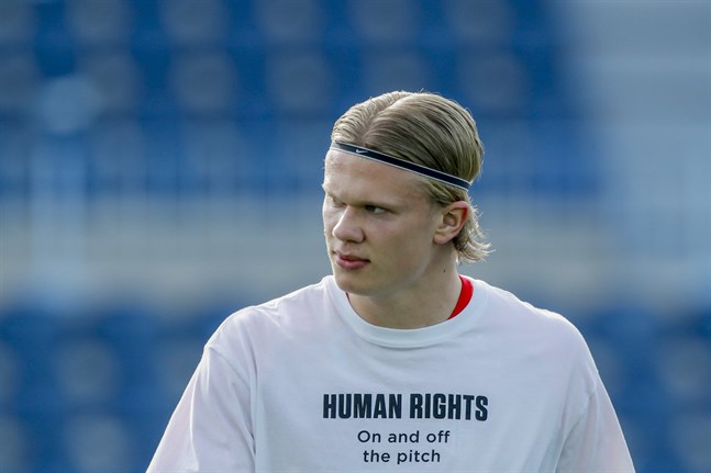 Erling Braut Håland, iklädd protesttröja, inför VM-kvalmatchen mot Turkiet. Arkivbild.
