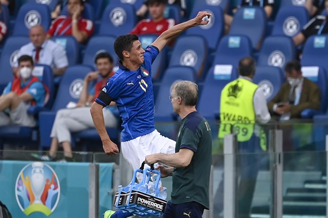 Matteo Pessina firar segermålet mot Wales.