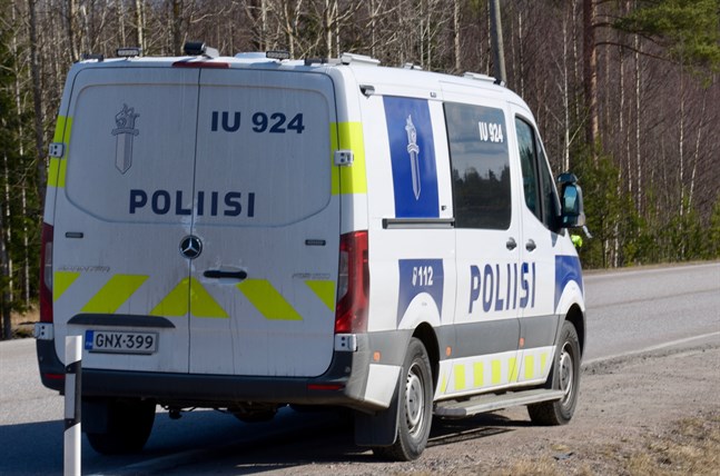 En man körde på en 16-åring på lördagen i Ikalis.