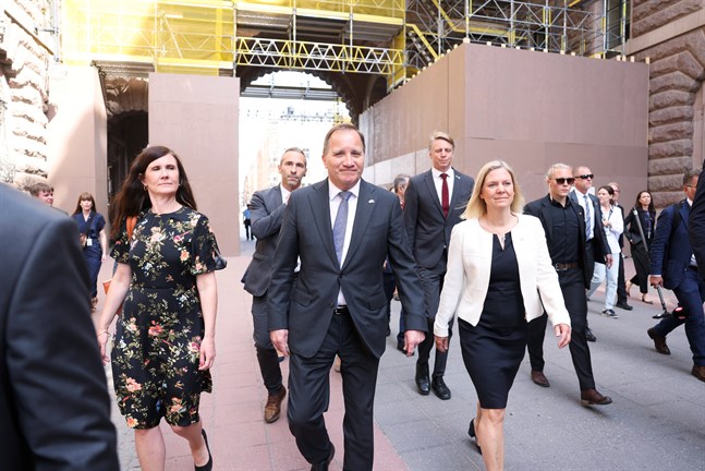 Jämställdhets- och bostadsminister Märta Stenevi (MP), statsminister Stefan Löfven och finansminister Magdalena Andersson på väg till riksdagens omröstningen av ett förslag om misstroendeförklaring.
