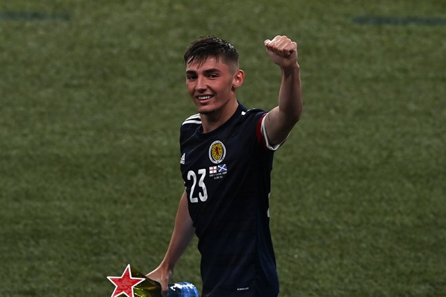 Skottlands Billy Gilmour har testat positivt för covid-19.