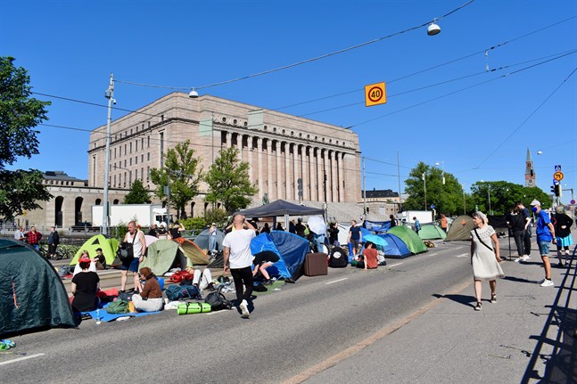 Elokapina blockerade trafiken på Mannerheimvägen. Bilden är från i fredags.