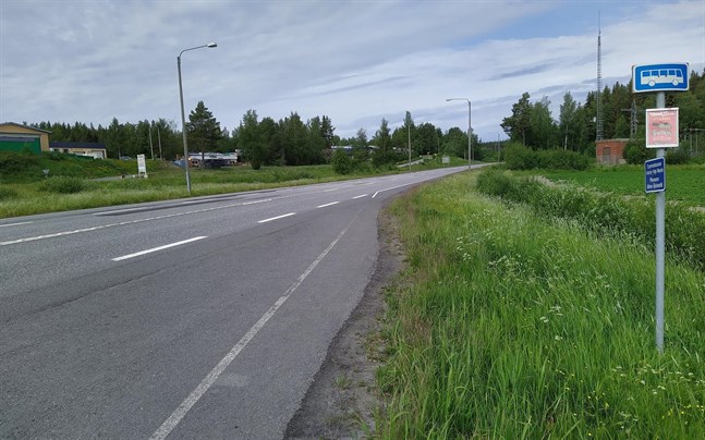 Här vid riksåttan i norra Lålby stannar Onnibus på sin snabbtur norrut. Nu är det möjligt att resenärerna får väderskydd.