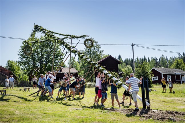 Pressen att ha en fantastisk midsommar med massor av vänner, traditioner och gärna ett fint lantställe som fond, kan kännas tung för många. Arkivbild