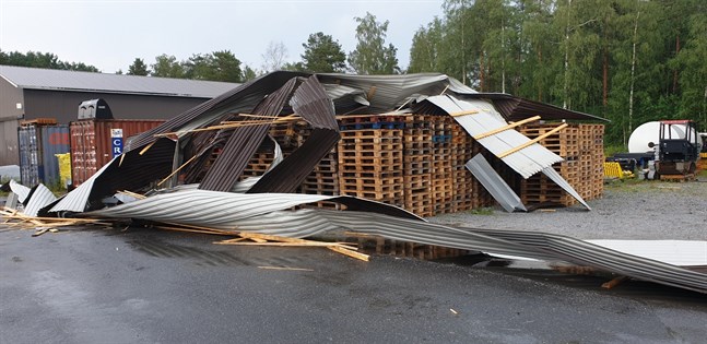 Jimmy Lindén säger att brandkåren hjälpte till med att sätta fast presenningar på taket för att det inte skulle regna in i lokalen.