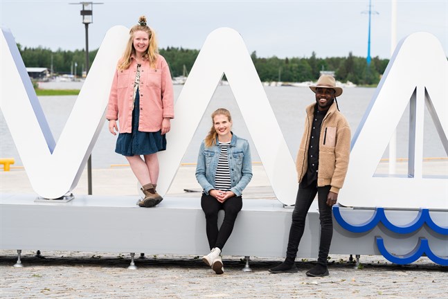 Världens lyckligaste människa-kampanjens finalister från vänster: Maija Mäki, Anni Ruostekoski och Sebastian Da Costa.