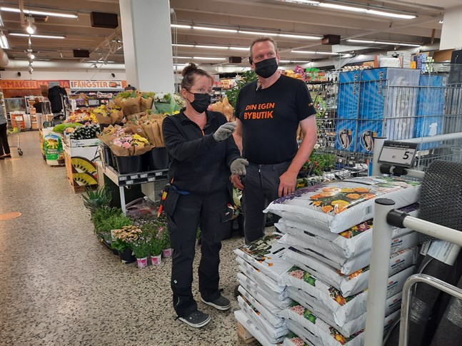 Köpmansparet Annika Eklund-Storrank och Miika Storrank vet inte vad de ska ta sig till med snattarna som återkommer gång på gång till butiken.