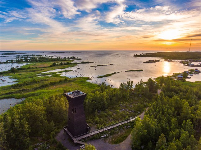 Med sommarbussen kan du bland annat åka på upptäcktsfärd till Björköby.