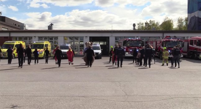 Här dansar hela räddningsväsendet i Österbotten "Jerusalema" framför brandstationen i Vasa.