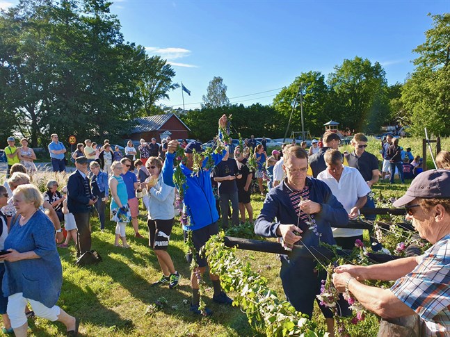 – Enligt obekräftade rykten brukar folk komma ända från Åbo för att se just vår stång resas, säger Pär Mickos, ordförande för föreningen Kirjais och Sommaröbygdens utveckling.