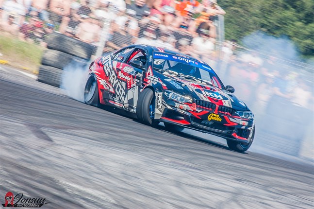 Jonathan Hast sladdar runt med en BMW M3 med 800 hästkrafter under motorhuven. Kasköbon är en av landets bästa förare i drifting.