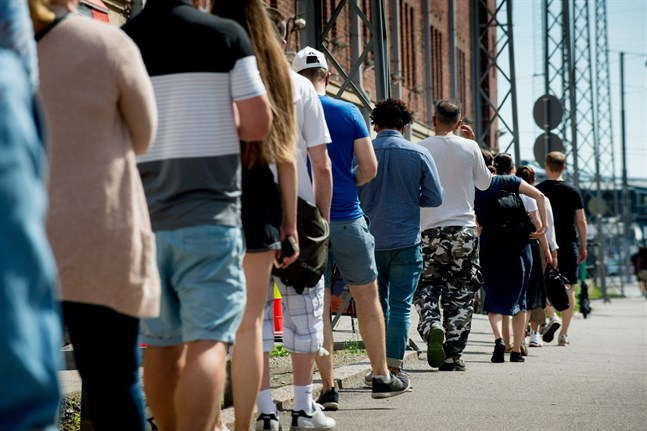 Helsingforsbor köar för vaccinering i början av juni.