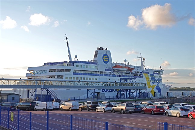 De åländska rederierna Eckerölinjen och Viking Line anser att regeringen borde följa EU:s gemensamma trafikljusmodell vid inresor till Finland.
