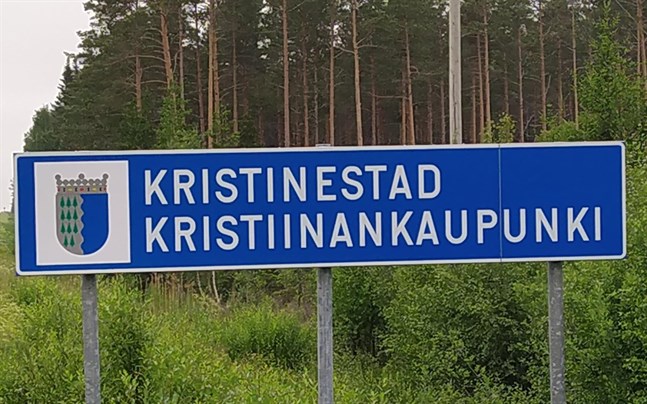 Kristinestad hävde anställningen för en anställd, men beslutet visade sig vara lagstridigt. Förutom rättegångskostnader ska staden betala inkomstbortfall till personen.
